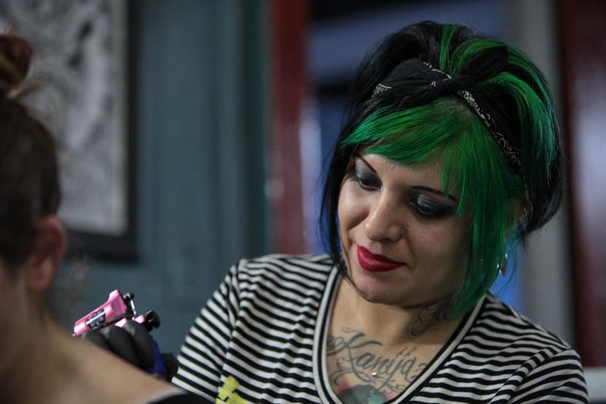  La tatuadora Myranda Trejo Elizalde dijo que le gustaría que la gente viera que hay la posibilidad de ver en sus cicatrices algo bonito.(EFE)