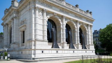 Esta fotografía muestra una instalación creada por el diseñador de moda estadounidense Rick Owens, cubierta con tela de lentejuelas, colocada en la fachada sur del Palacio Galliera en París, como parte de la exposición dedicada a Rick Owens, el 13 de junio de 2025. &nbsp;