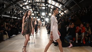 Los modelos presentan una creación para el desfile de moda Primavera-Verano 2023 de Isabel Marant durante la Semana de la Moda de Mujer de París el 29 de septiembre de 2022. Una brasileña denunció el robo de joyas en el evento.