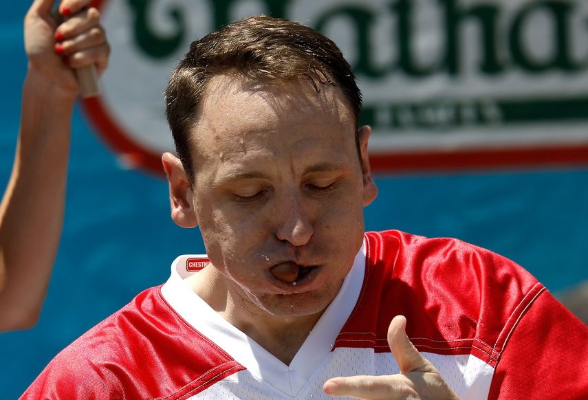 Tras devorar unos 72 perros calientes, el estadounidense&nbsp;Joey&nbsp;Chestnut ganó en 2017 un concurso anual que se&nbsp; celebra en Coney Island, Nueva York.