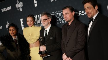 Teyana Taylor, Chase Infiniti, Paul Thomas Anderson, Leonardo DiCaprio y Benicio del Toro, ganadores del premio a la Mejor Película por One Battle After Another, posan durante la 31ª edición de los Critics Choice Awards en el Barker Hangar el 4 de enero de 2026 en Santa Mónica, California.