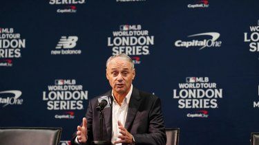 El comisionado de la MLB, Rob Manfred, habla en conferencia de prensa antes de la serie en Londres entre los Cardenales de San Luis y los Cachorros de Chicago, el viernes 23 de junio del 2023.