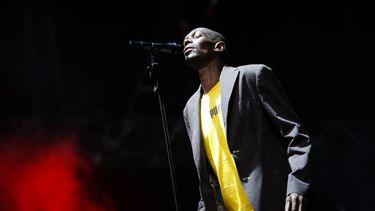 En esta foto de archivo tomada el 15 de junio de 2007, el cantante inglés Maxell Fraser, también conocido como Maxi Jazz, de la banda británica Faithless, se presenta en el escenario principal del O2 Wireless Festival en Hyde Park, Londres.