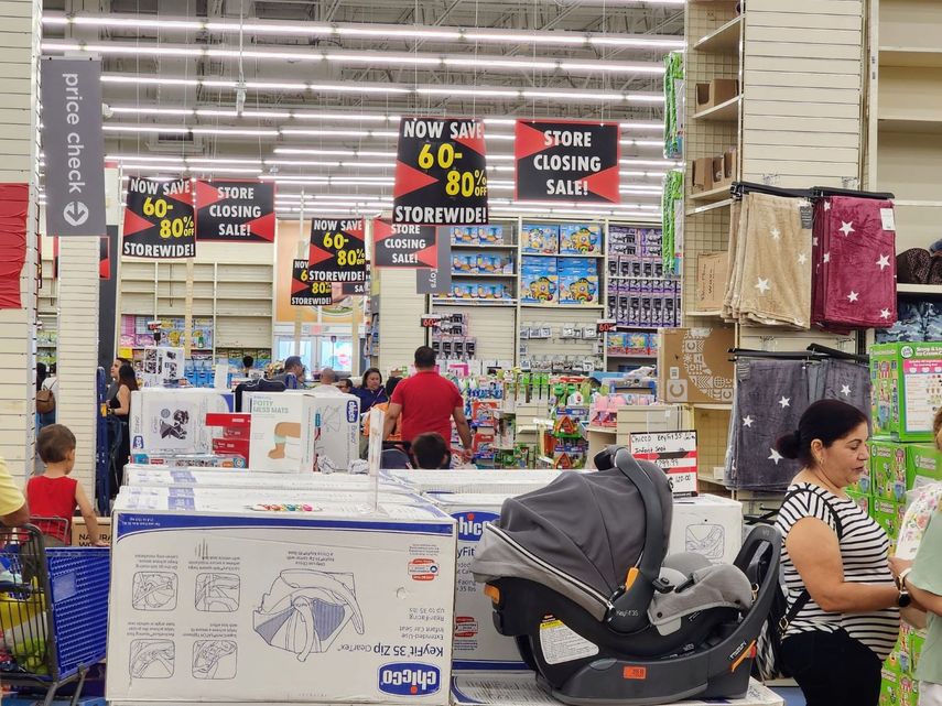 Clientes aprovechan la liquidación de mercancía en una tienda en Miami de la cadena de artículos para niños y bebés buybuy BABY.