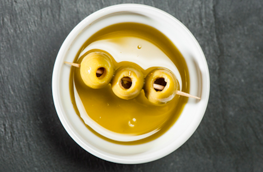 El aceite de oliva es exquisito en muchos platos, pero lo mejor es añadirlo una vez que el plato esté listo, a temperatura natural.