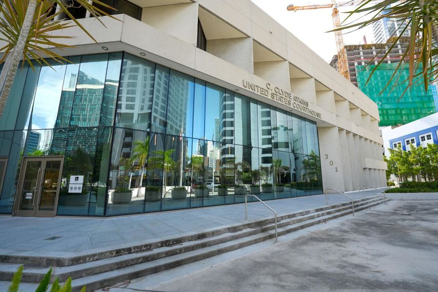 El edificio de Justicia C. Clyde Atkins donde se lleva a cabo el juicio del exministro venezolano y empresario colombiano Alex Saab este viernes, en Miami, Florida.