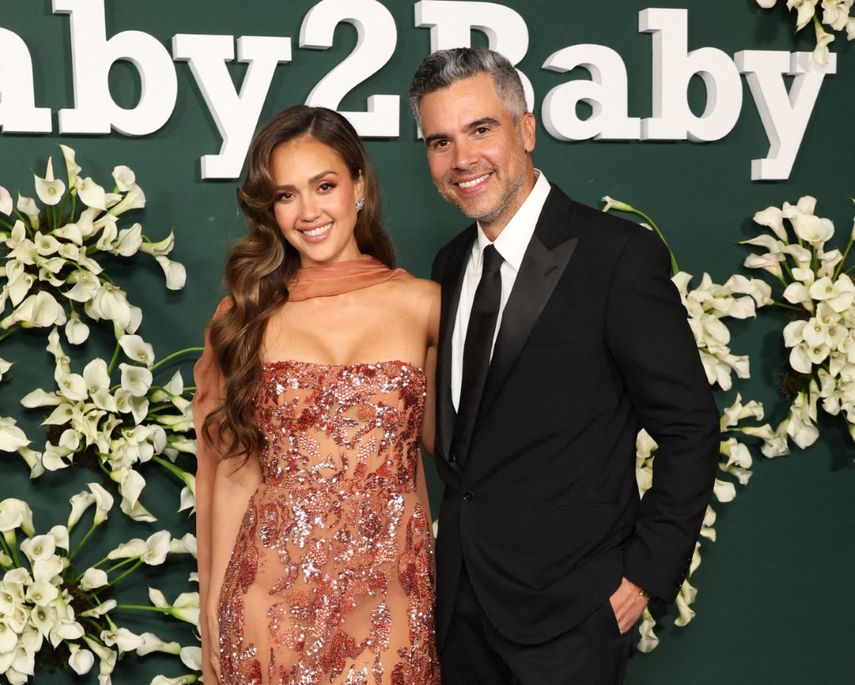 Jessica Alba y Cash Warren asisten a la Gala Baby2Baby 2024 en el Pacific Design Center el 9 de noviembre de 2024 en West Hollywood, California.