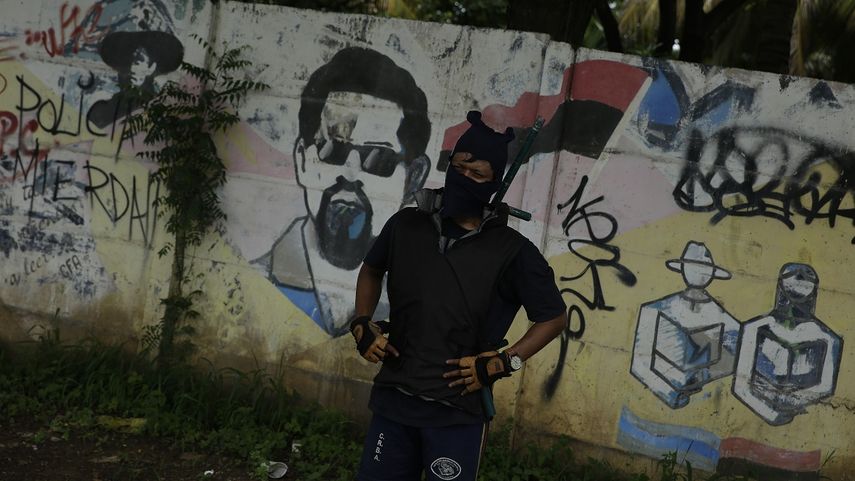 Un manifestante se para frente a un muro en Managua. Cese a la represión, que pare la violencia en Nicaragua, que detengan esto.