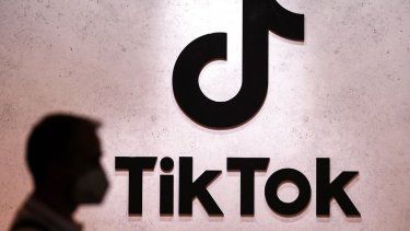 La sombra de una persona frente al logo de la aplicación china TikTok.
