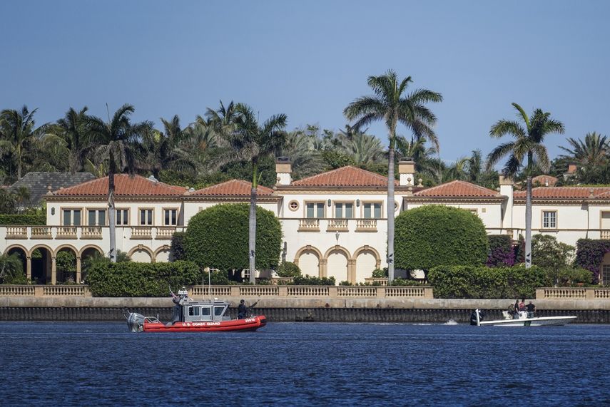Fotografía de archivo fechada en abril de 2018 de dos botes de la Guardia Costera vistos en las afueras del club Mar-a-Lago del presidente Donald Trump en Palm Beach, en el sur de la Florida.