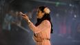 La cantautora chilena Mon Laferte cierra los ojos mientras deja que el público cante versos de una canción durante el festival Vive Latino en la Ciudad de México el 19 de marzo de 2017.&nbsp;