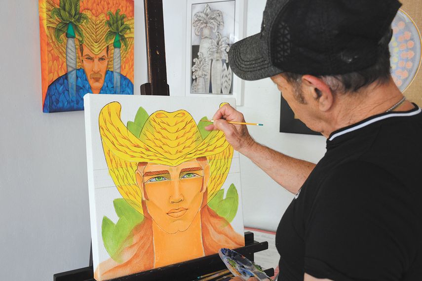 El pintor trabaja en una de sus nuevas piezas.