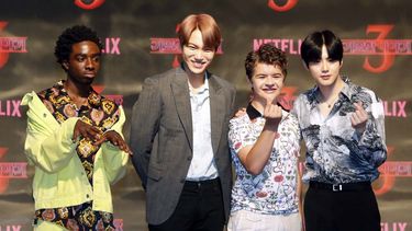 Caleb McLaughlin y Gaten Matarazzo posan con los componentes del grupo musical EXO chino-coreano Kai y Suho a su llegada a la presentación de la tercera temponada de la serie de Netflix&nbsp;StrangerThings&nbsp;en Seúl ayer.&nbsp;