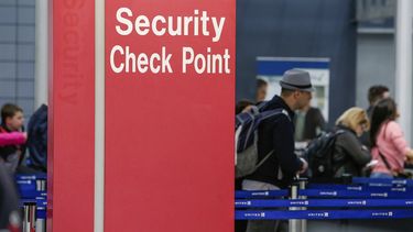 Fotograf&iacute;a del 22 de marzo de 2016 de un grupo de pasajeros en un punto de control del aeropuerto internacional&nbsp;OHare, en Chicago.