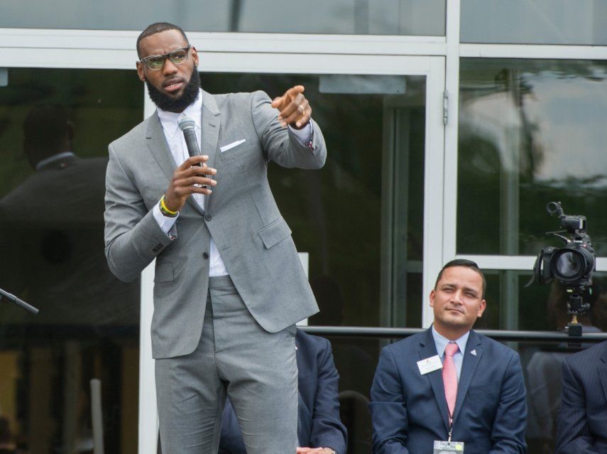 LeBron James habla durante una ceremonia inaugural en Akron, Ohio, el 30 de julio de 2018.