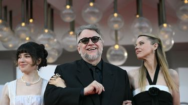 El director y productor mexicano Guillermo Del Toro y sus invitados asisten a la alfombra roja de la película Frankenstein, presentada en competencia en el 82º Festival Internacional de Cine de Venecia, en el Lido de Venecia el 30 de agosto de 2025. 