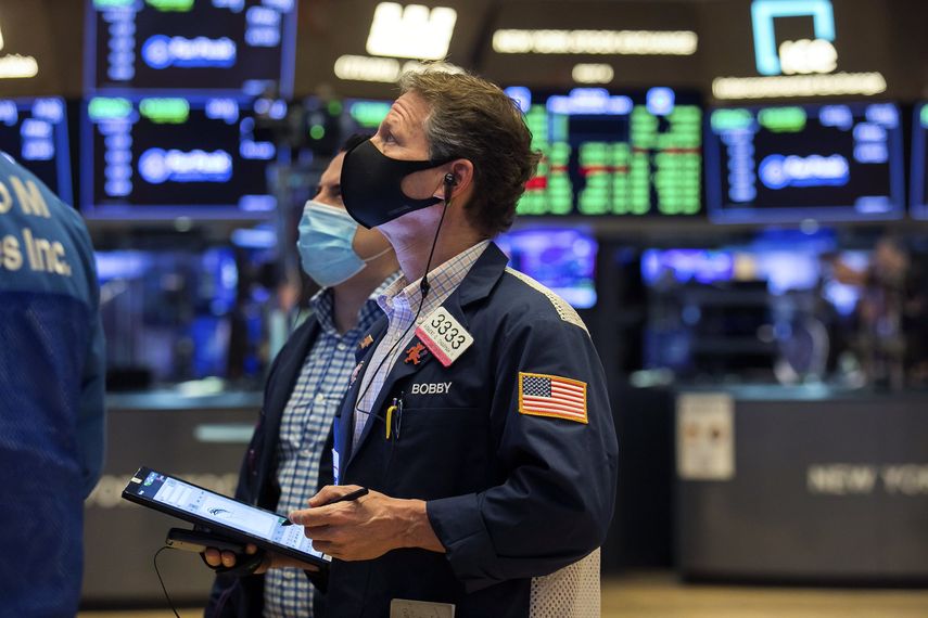 Robert Charmak, corredor de la bolsa en Wall Street, observa las pantallas el 4 de diciembre del 2020, en Nueva York.&nbsp;