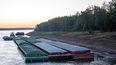 Barcazas paradas aguardan pasar por el río Mississippi, el martes 4 de octubre de 2022, cerca de Vicksburg, Mississippi.&nbsp;