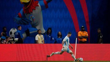El delantero argentino Lionel Messi cobra un tiro de esquina durante el partido contra Canadá por el Grupo A de la Copa América, el jueves 20 de junio de 2024, en Atlanta.