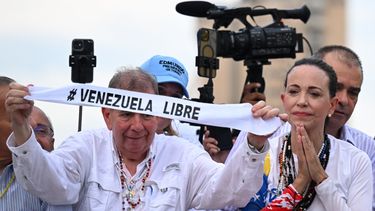 El candidato presidencial de la oposición venezolana Edmundo González Urrutia y la líder opositora María Corina Machado asisten a un mitin de campaña en Maracaibo, estado de Zulia, Venezuela, el 23 de julio de 2024. 