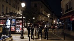 La policía francesa monta guardia junto al lugar donde un hombre atacó y apuñaló a varias personas en París, el 12 de mayo de 2018.&nbsp;