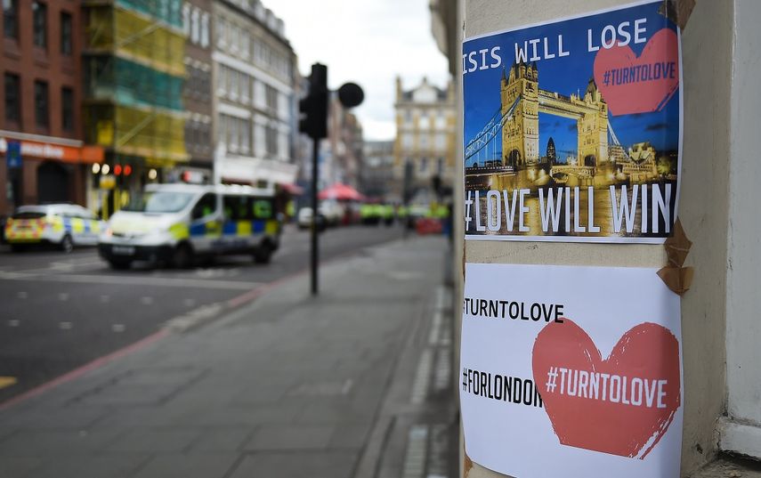 El sábado por la noche, Ignacio Echeverría volvía de patinar en un parque junto a unos amigos cuando se topó con el caos en las inmediaciones de Borough Market, junto al Puente de Londres. Según relataron sus acompañantes, al ver cómo uno de los terroristas apuñalaba a una mujer, acudió en su auxilio.