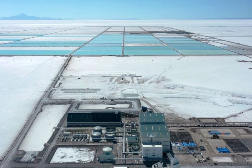 Vista aérea del complejo estatal de extracción de litio en el Salar de Uyuni, Bolivia, país que se prepara para producir litio, un elemento clave para la industria electromotriz de China. Pablo Cozzaglio / AFP)