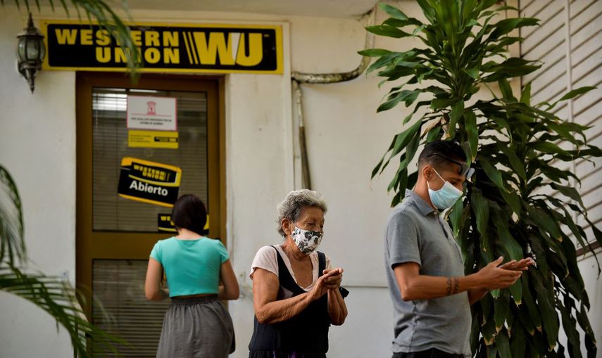 Cubanos salen de una sucursal de Western Union&nbsp; en La Habana.