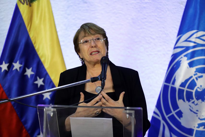 La alta comisionada de Naciones Unidas para los derechos humanos, Michelle Bachelet, habla durante una rueda de prensa este viernes en el aeropuerto internacional Aeropuerto Simón Bolívar de Maiquetia.
