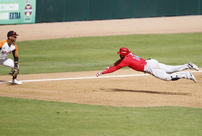Henry Ramos (derecha) lideró la ofensiva puertorriqueña al batear de 5-3.