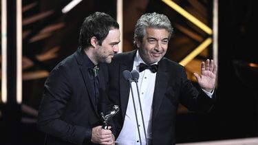 Los actores argentinos Ricardo Darín y Juan Pedro Lanzani suben al escenario en la ceremonia de los Premios Platino del cine iberoamericano en el centro de congresos Ifema de Madrid el 22 de abril de 203.