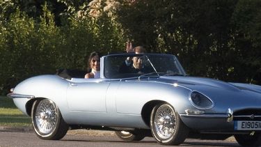 Un Jaguar deportivo clásico de 1968 transformado en eléctrico transportó a los recién casados, Meghan y Harry, hasta la ceremonia privada.&nbsp;