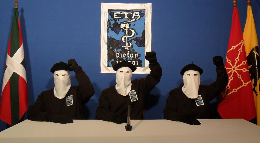 Foto de archivo muestra cómo los miembros del brazo terrorista ETA enviaban amenazas al Gobierno de España y otras instituciones.