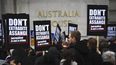 Unas personas se re&uacute;nen afuera de la embajada de Australia en Londres para protestar contra la extradici&oacute;n a Estados Unidos del fundador de Wikileaks, Julian Assange, por filtrar informaci&oacute;n militar clasificada, el 22 de febrero de 2020.&nbsp;