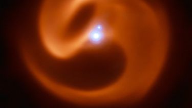 El instrumento VISIR, del Very Large Telescope de ESO, ha captado esta impresionante imagen de un sistema estelar triple masivo recién descubierto. Apodado Apep por una antigua deidad egipcia, puede tratarse de la primera detección de una fuente de estallidos de rayos gamma.