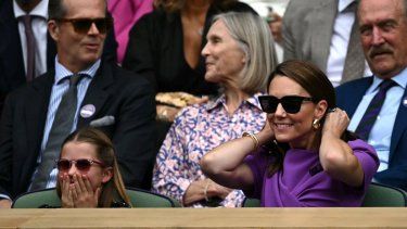 La princesa Carlota y su madre, Catalina de Gales, asisten a la final del torneo de tenis de Wimbledon.