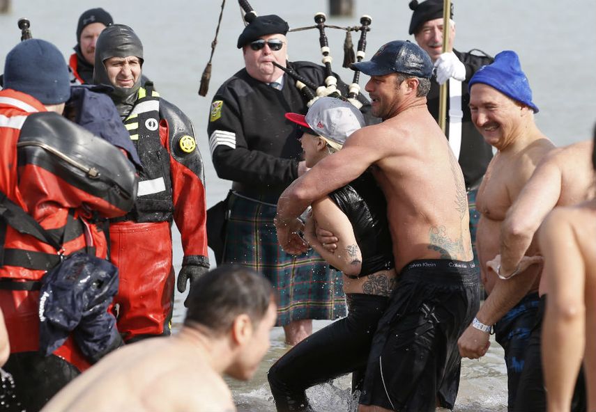 Junto a su novio Taylor Kinney, Lady Gaga participó del polar plunge (zambullida polar) (CORTESÍA)