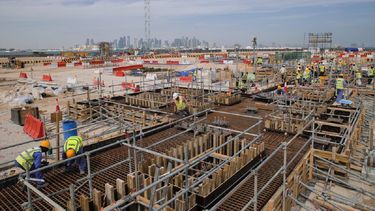 Obras de construcción del estadio Ras Abu Aboud, con el telón de fondo de la ciudad de Doha, Catar.