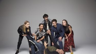 Imagen promocional de C&oacute;mo sobrevivir soltero, la nueva serie de Amazon Prime Video, creada por Sebasti&aacute;n y Emiliano Zurita.&nbsp;