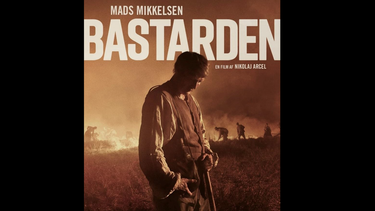 Póster promocional de la película Bastarden (La tierra prometida), protagonizada por el actor Mads Mikkelsen.