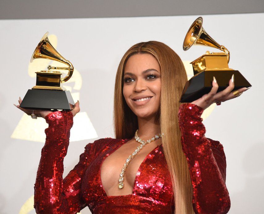 La cantante Beyoncé posa con sus trofeos Grammy en la sala de prensa durante la 59ª entrega de los premios Grammy el 12 de febrero de 2017, en Los Ángeles, California.