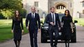 De izquierda a derecha: Kate y William -príncipes de Gales-, junto a Harry y Meghan -duques de Sussex- en la larga caminata en el Castillo de Windsor el 10 de septiembre de 2022, antes de reunirse con los simpatizantes.