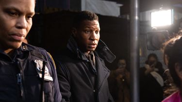El actor de Marvel estadounidense Jonathan Majors abandona una sala del tribunal después de ser declarado culpable de agresión y acoso a su ex novia, en Manhattan, el 18 de diciembre de 2023.&nbsp; &nbsp;