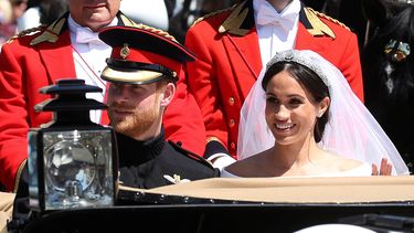 El duque Enrique de Sussex y su esposa, la duquesa Meghan de Sussex, saludan al público en la carroza&nbsp;real, tras la ceremonia de su&nbsp;boda&nbsp;en la capilla de San Jorge del castillo de Windsor a las afueras de Londres.