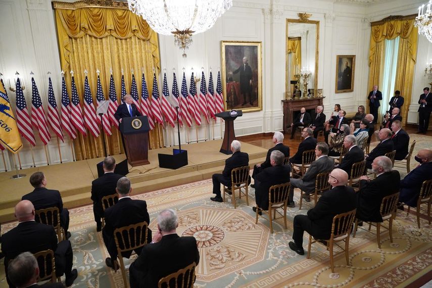 El presidente Donald Trump habla durante un evento para honrar a los veteranos de Bah&iacute;a de Cochinos en el Sal&oacute;n Este de la Casa Blanca, el mi&eacute;rcoles 23 de septiembre de 2020 en Washington. Los estadounidenses que viajen a Cuba no podr&aacute;n alojarse en hoteles ni regresar a su casa con cigarros o ron, de acuerdo con una serie de nuevas sanciones anunciadas por Trump.