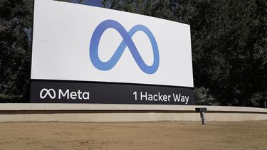 En la sede de la compañía en Menlo Park, California, el 28 de octubre de 2021, se ve el letrero con el logo Meta de Facebook.