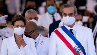 El presidente dominicano Luis Abinader y la vicepresidenta Raquel Peña, durante la ceremonia de juramentación de cargos en el Congreso Nacional, en Santo Domingo, el 16 de agosto de 2020.