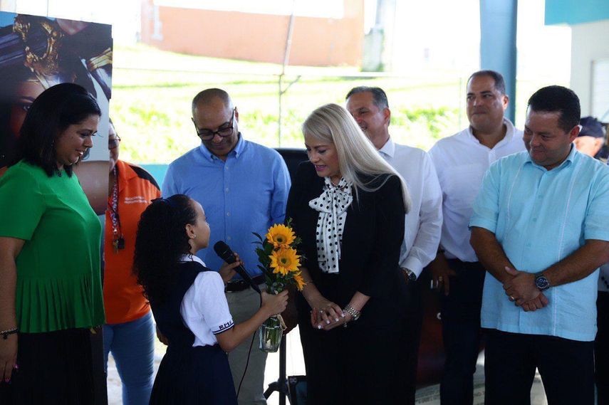 Wanda Vázquez,&nbsp;gobernadora de Puerto Rico, recibe un jarrón con girasoles durante su visita a la escuela Ramón Marín Solá, en Guaynabo, Puerto Rico, el lunes 12 de agosto de 2019.
