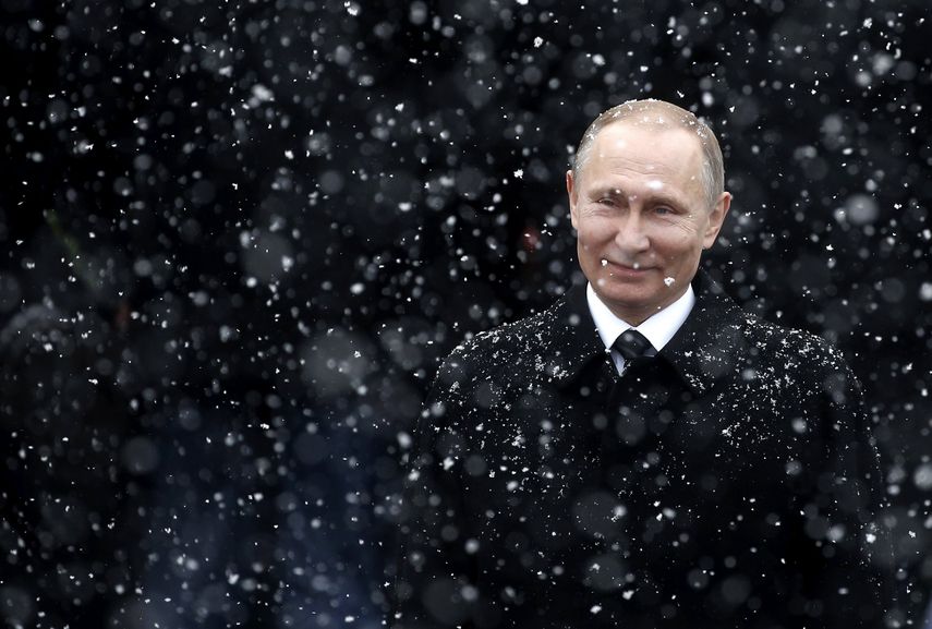 El presidente ruso, Vladímir Putin, asiste a una ofrenda floral ante la Tumba del Soldado Desconocido en el muro del Kremlin en Moscú (Rusia).&nbsp;