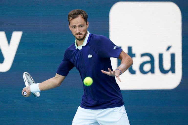 El ruso Daniil Medvedev regresa un tiro del estadounidense Jenson Brooksby en el enfrentamiento en el Abierto de Miami el martes 29 de marzo del 2022